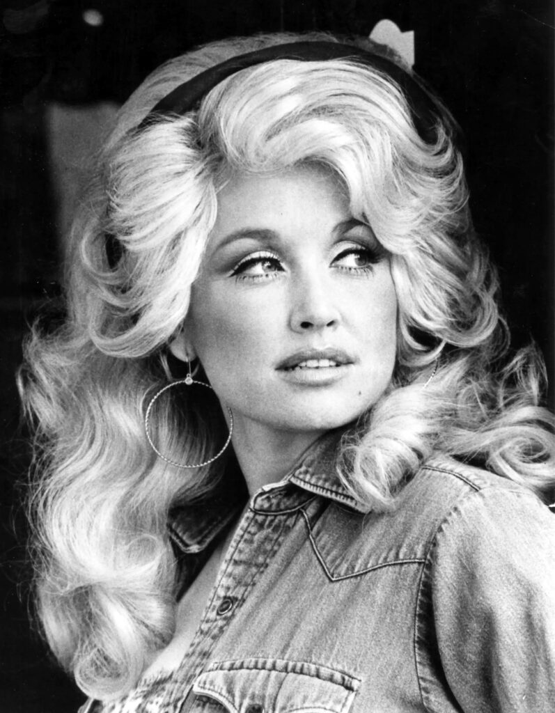 English: Publicity shot of American singer Dolly Parton, 1977 via Wikimeida